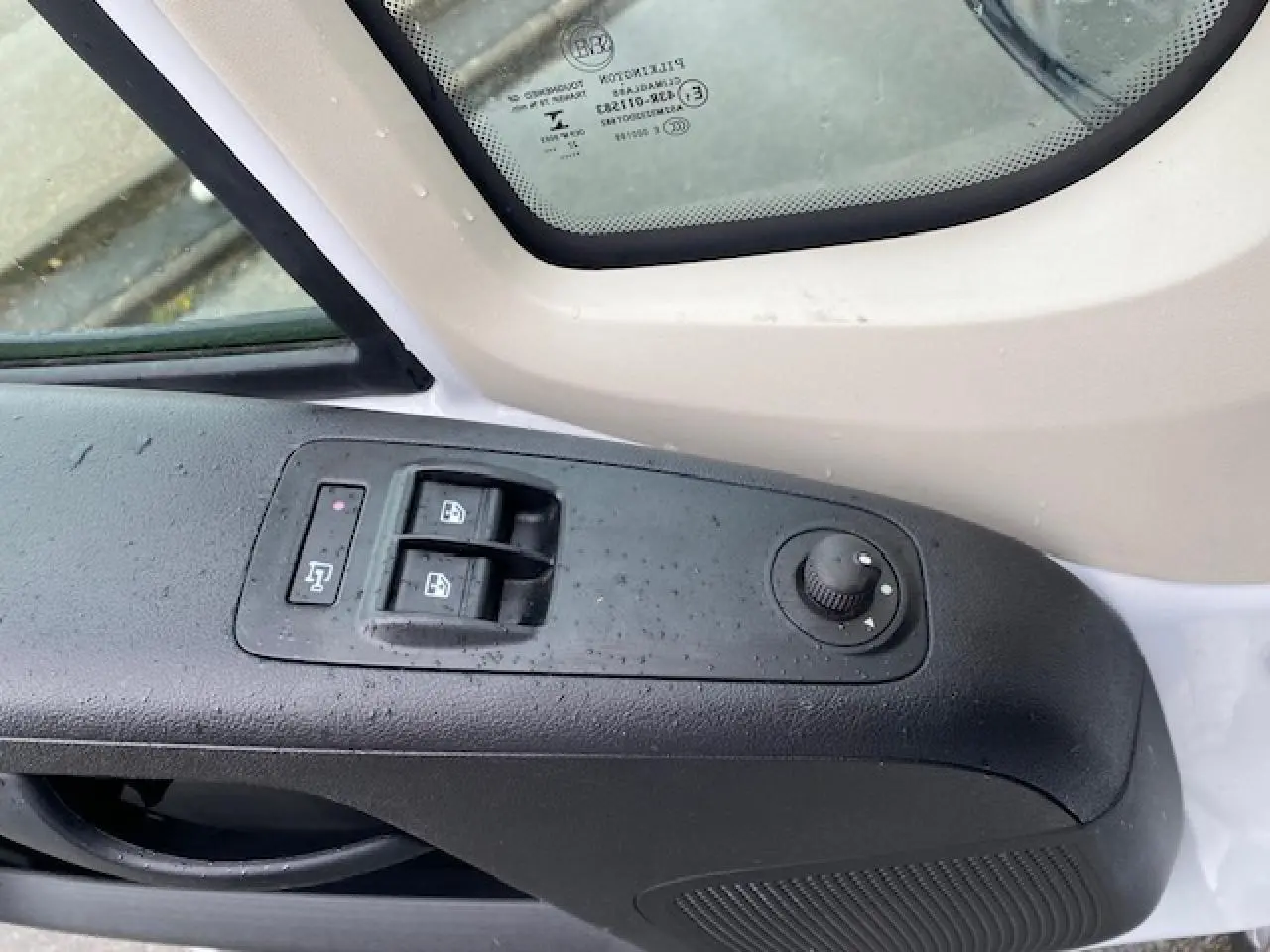 Commande des vitres électriques et réglage des rétroviseurs côté gauche dans un Opel Movano Fourgon blanc 2023