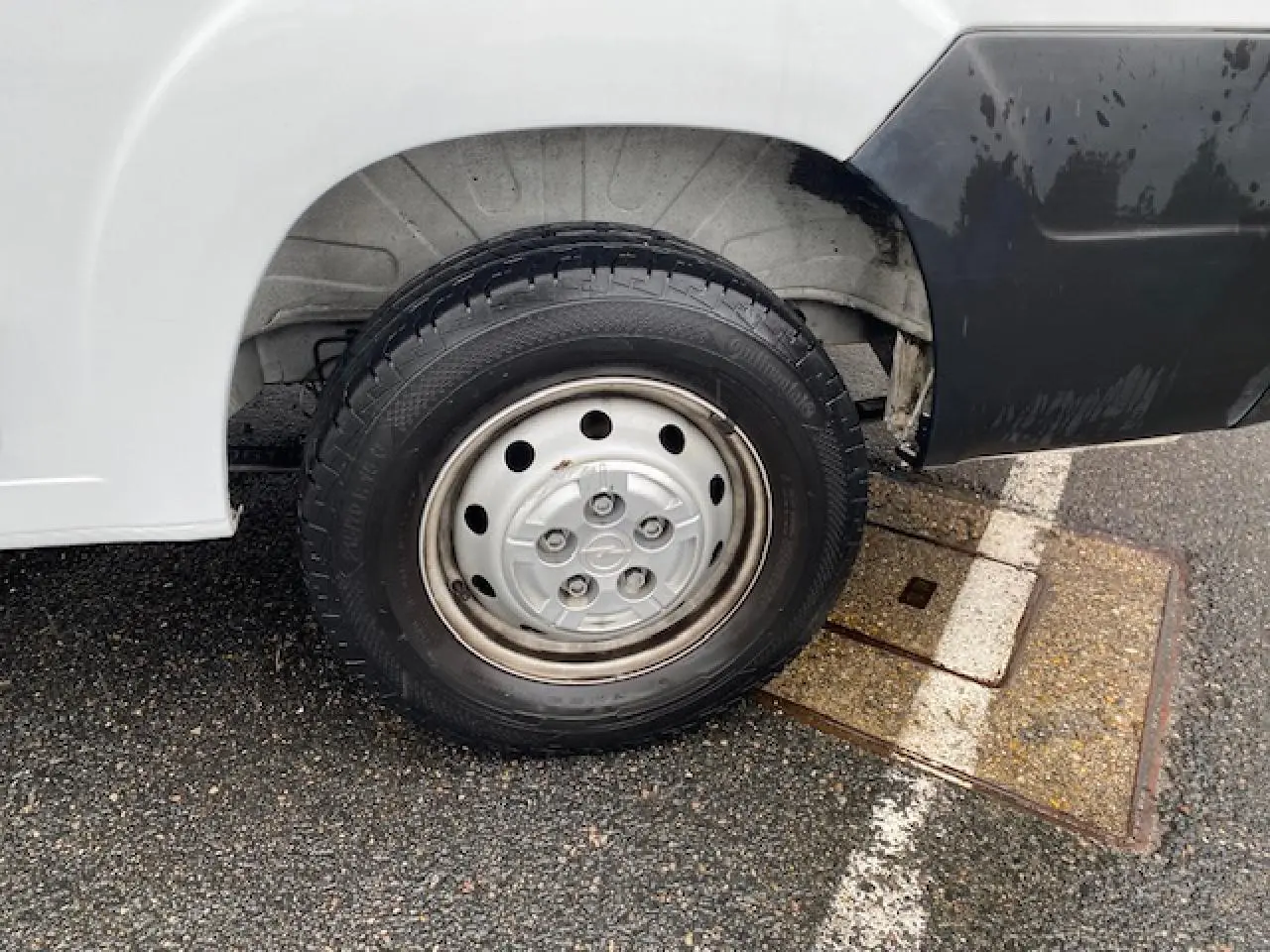 Gros plan sur la roue avant gauche blanche d'un Opel Movano Fourgon 2023 avec pare-chocs noir.