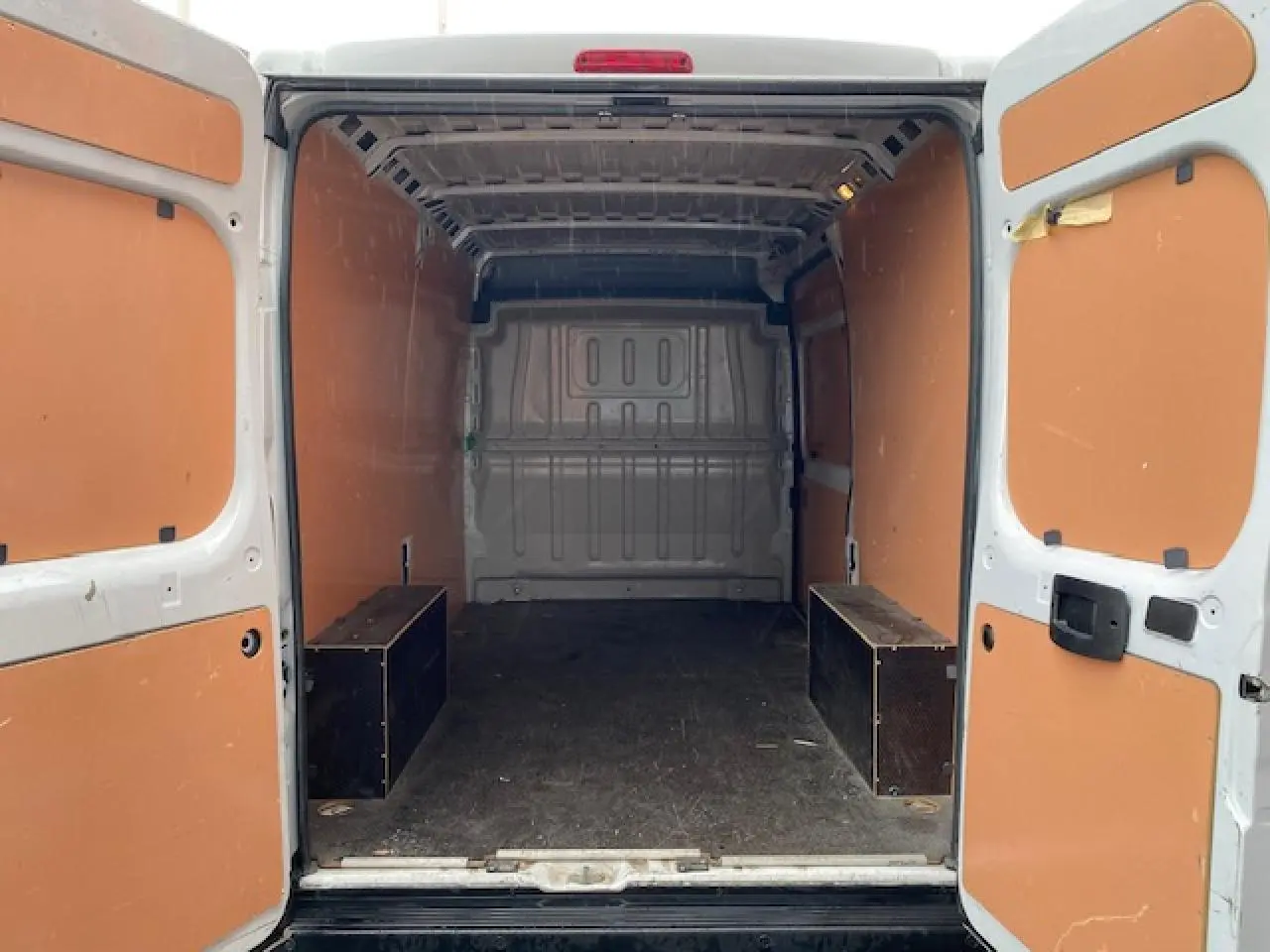 Vue arrière ouverte du fourgon blanc Opel Movano 2023 montrant l'intérieur avec plancher et parois en bois.