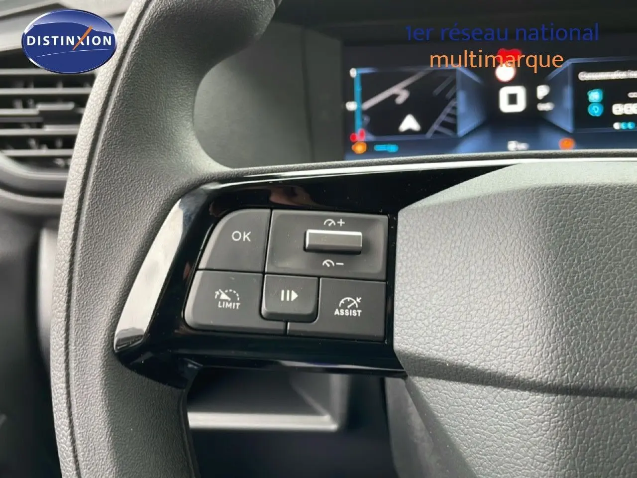 Gros plan sur les commandes au volant côté gauche du Citroën Jumpy 2025, intérieur noir avec écran digital en arrière-plan.