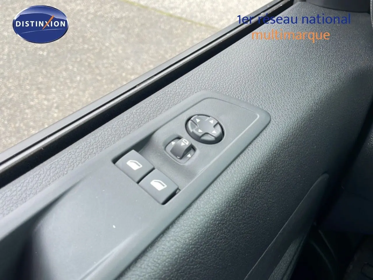 Détail des commandes de réglage des rétroviseurs et vitres sur la porte côté gauche d’un Citroën Jumpy gris Artense 2025.