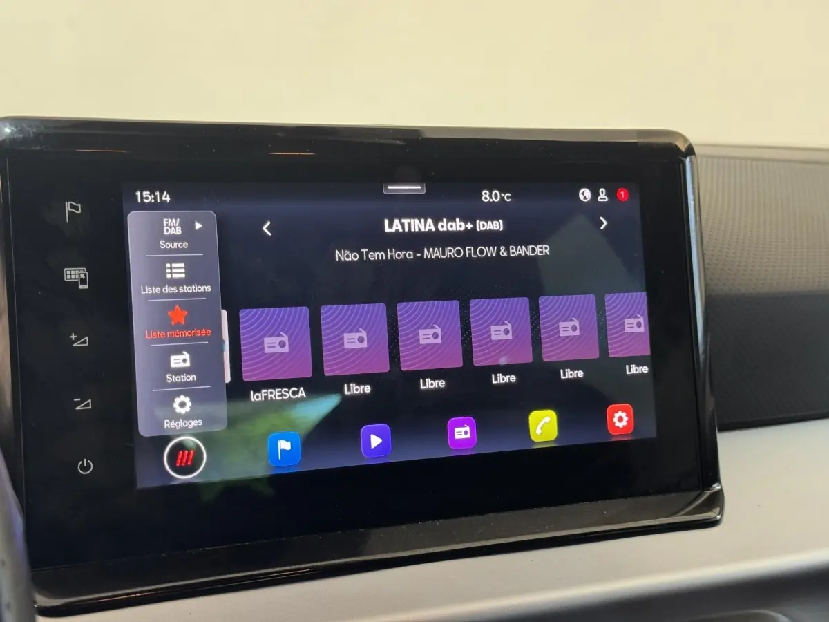 Écran tactile central du tableau de bord de la SEAT Ibiza 1.0 TSI 110 FR 2024, affichage radio DAB en cours.