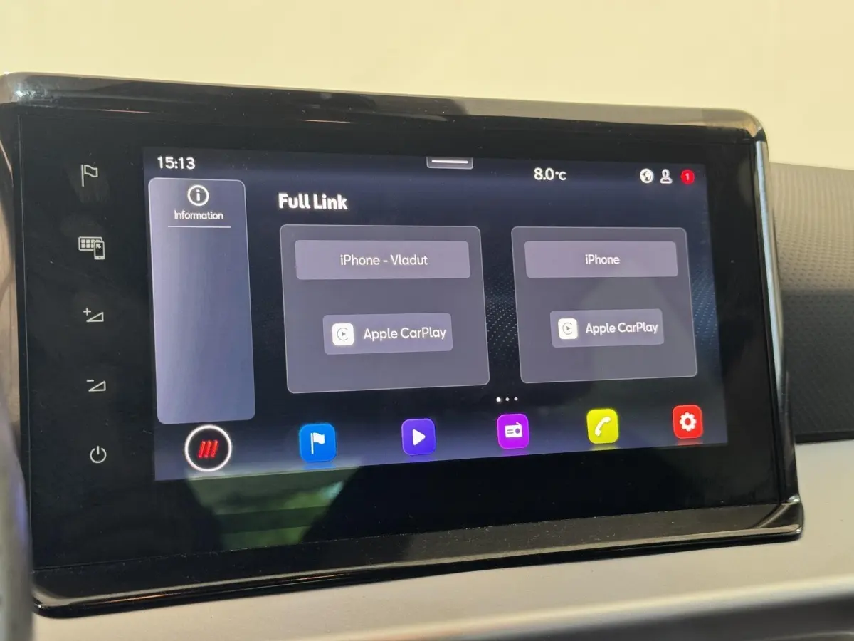 Écran tactile central de la SEAT Ibiza 2024 affichant la connexion Apple CarPlay en intérieur noir.