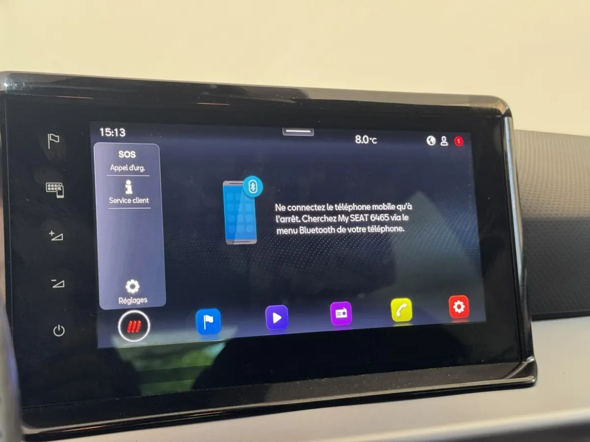 Écran tactile central de la SEAT Ibiza 2024 affichant le menu Bluetooth et les options d'appel d'urgence.