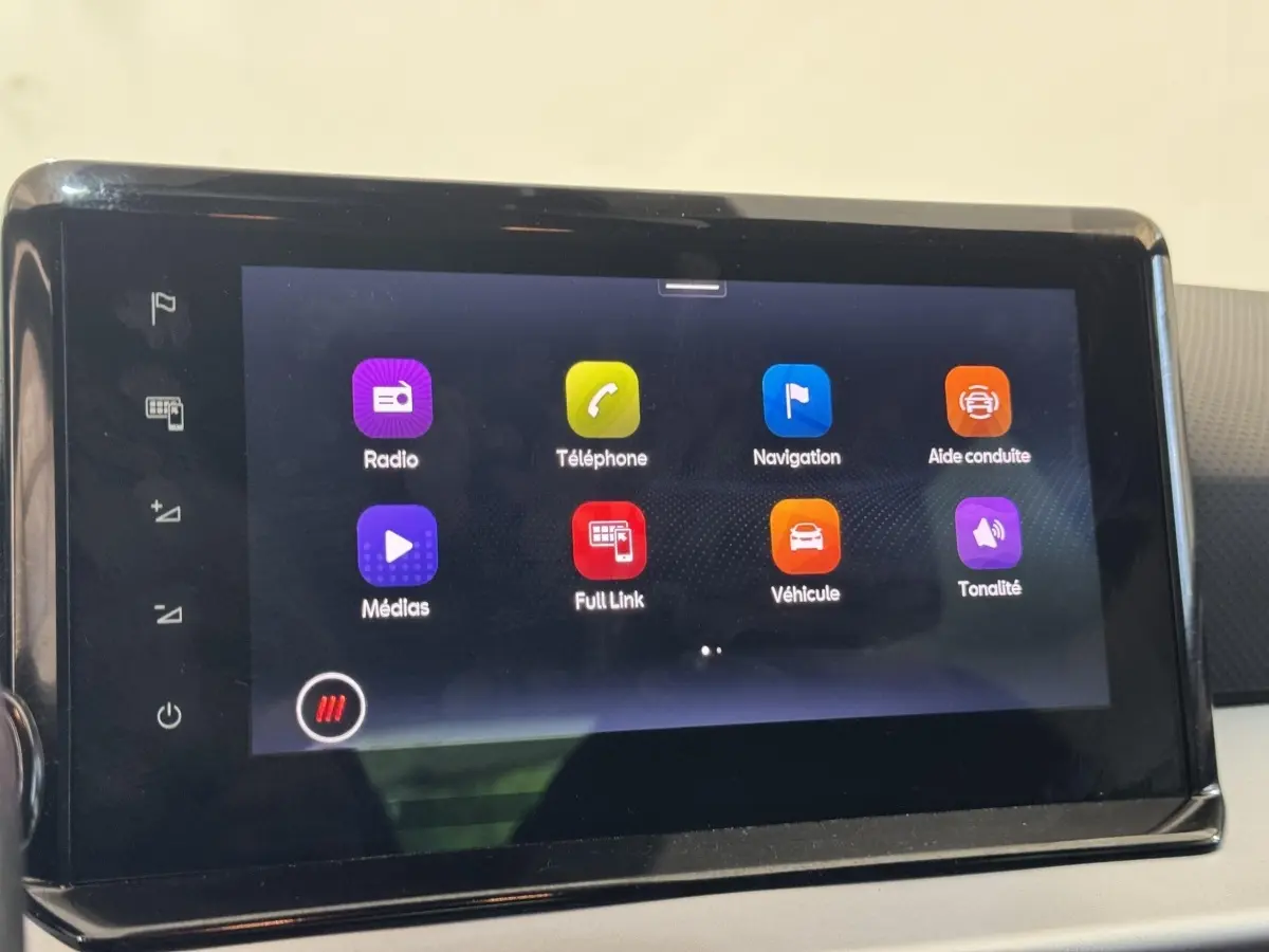 Écran tactile central de la SEAT Ibiza 1.0 TSI 110 FR 2024 affichant les icônes radio, téléphone, navigation et aide à la conduite.