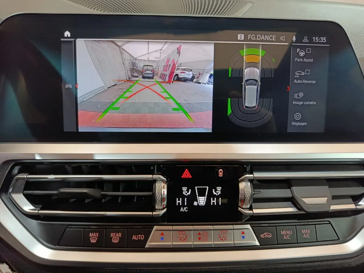 Écran central de la BMW Série 3 318d 2022 montrant la caméra de recul et l’assistance au stationnement intérieure.