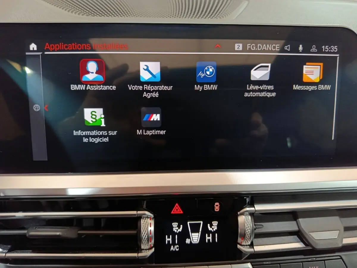 Écran tactile central de la BMW Série 3 318d Lounge 2022 affichant les applications installées, vue intérieure.