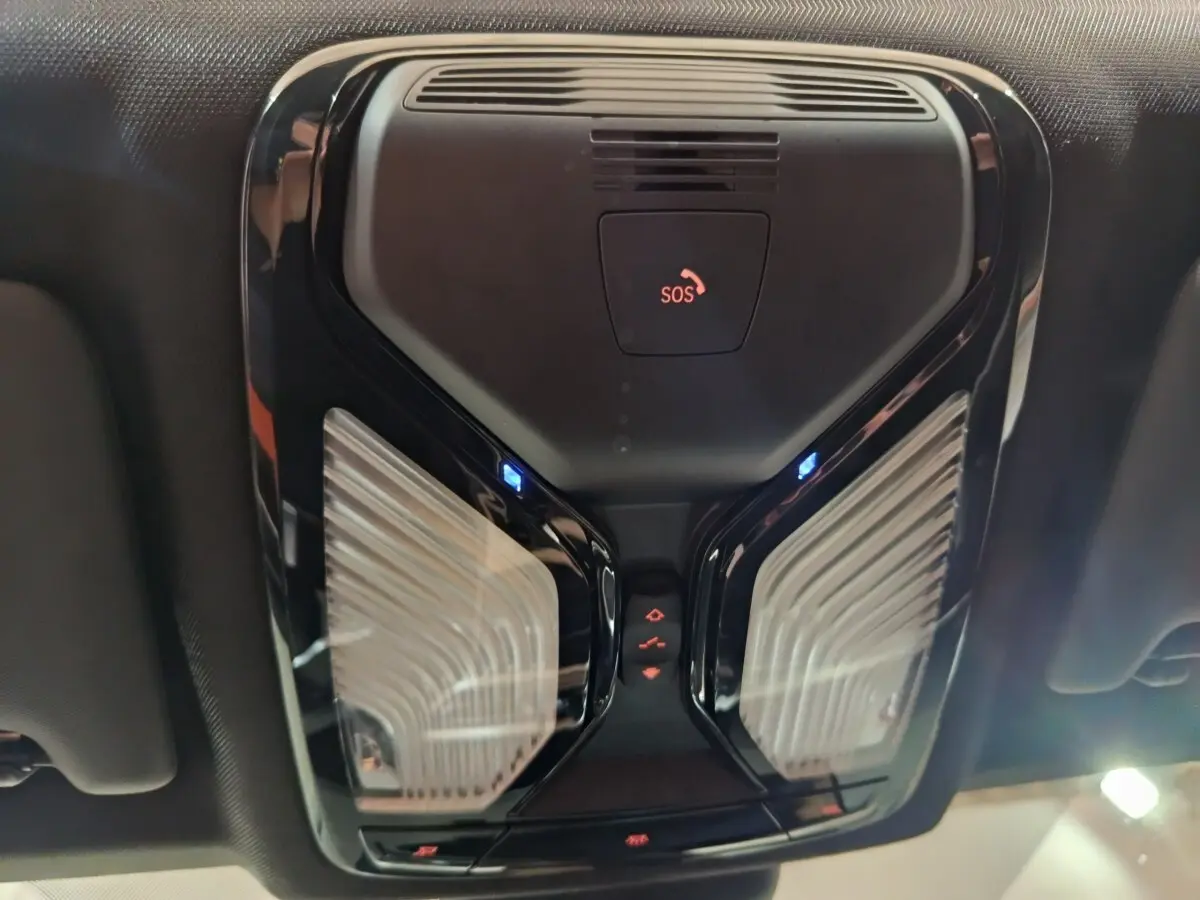 Vue en gros plan du plafonnier noir avec bouton SOS et éclairage LED bleu de la BMW Série 3 318d Lounge 2022.