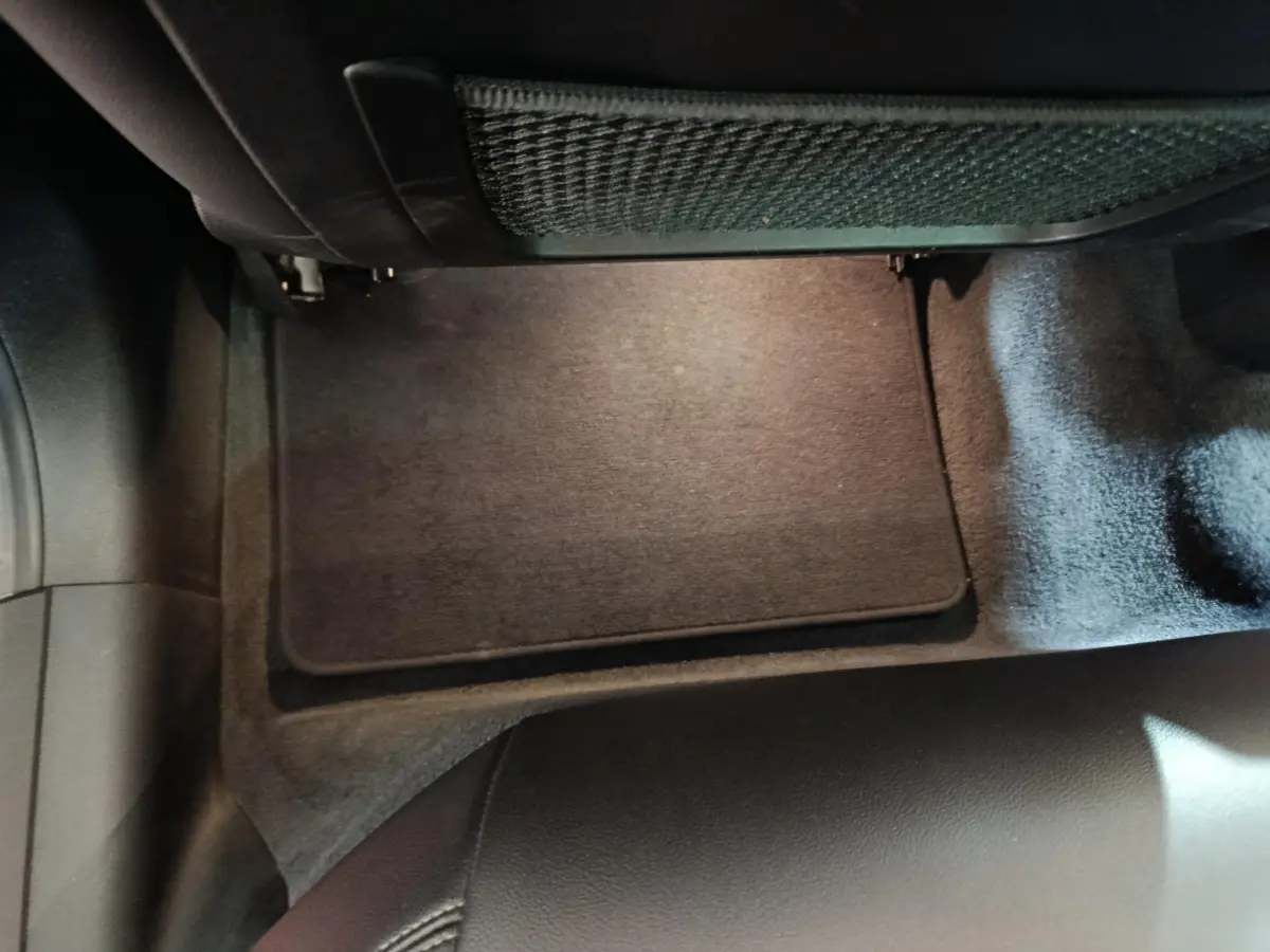 Vue rapprochée du tapis de sol noir côté passager avant dans l’habitacle d’une BMW Série 3 gris clair 318d Lounge 2022.