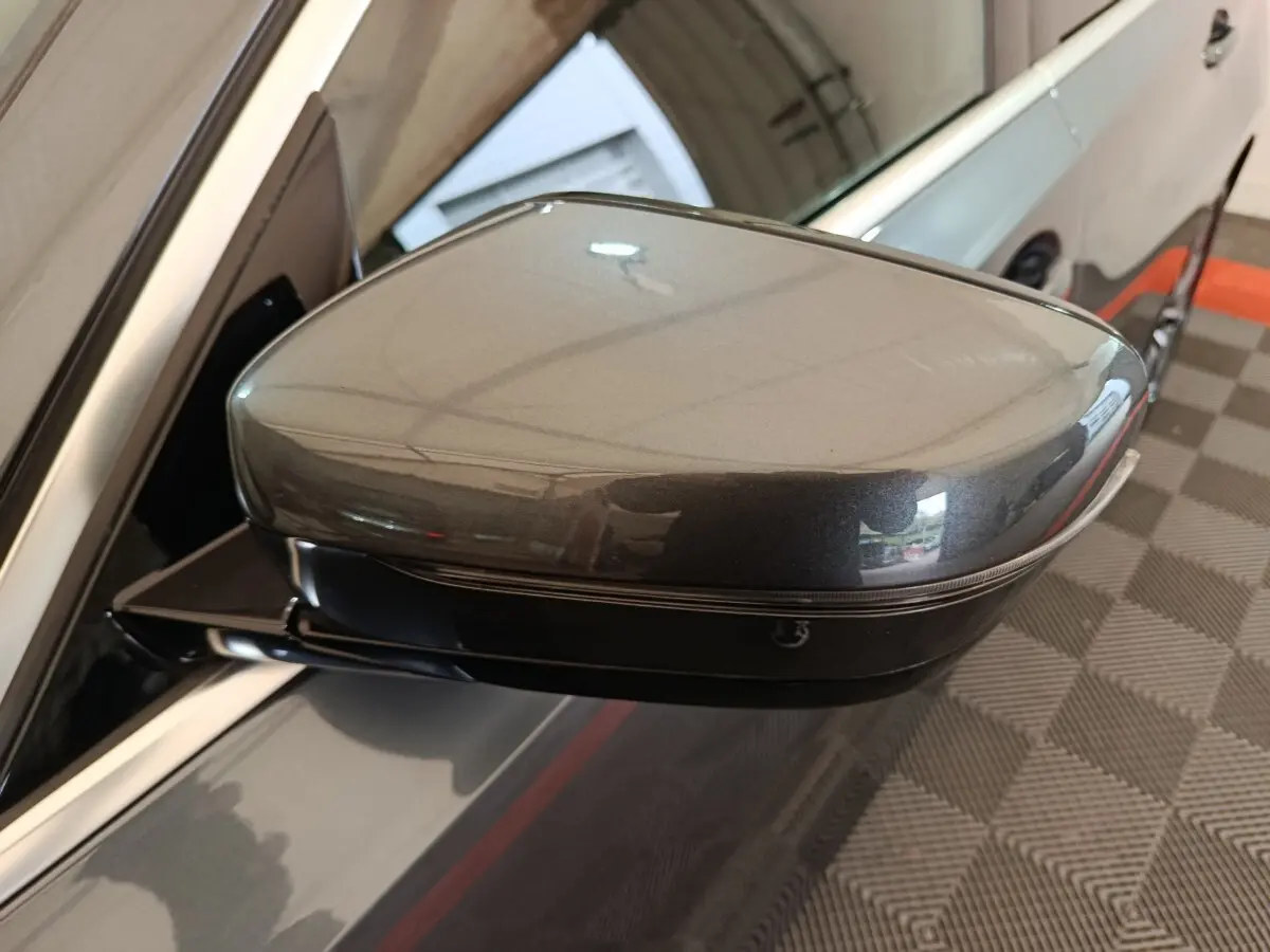 Gros plan sur le rétroviseur droit gris clair de la BMW Série 3 318d Lounge 2022, avec clignotant intégré.