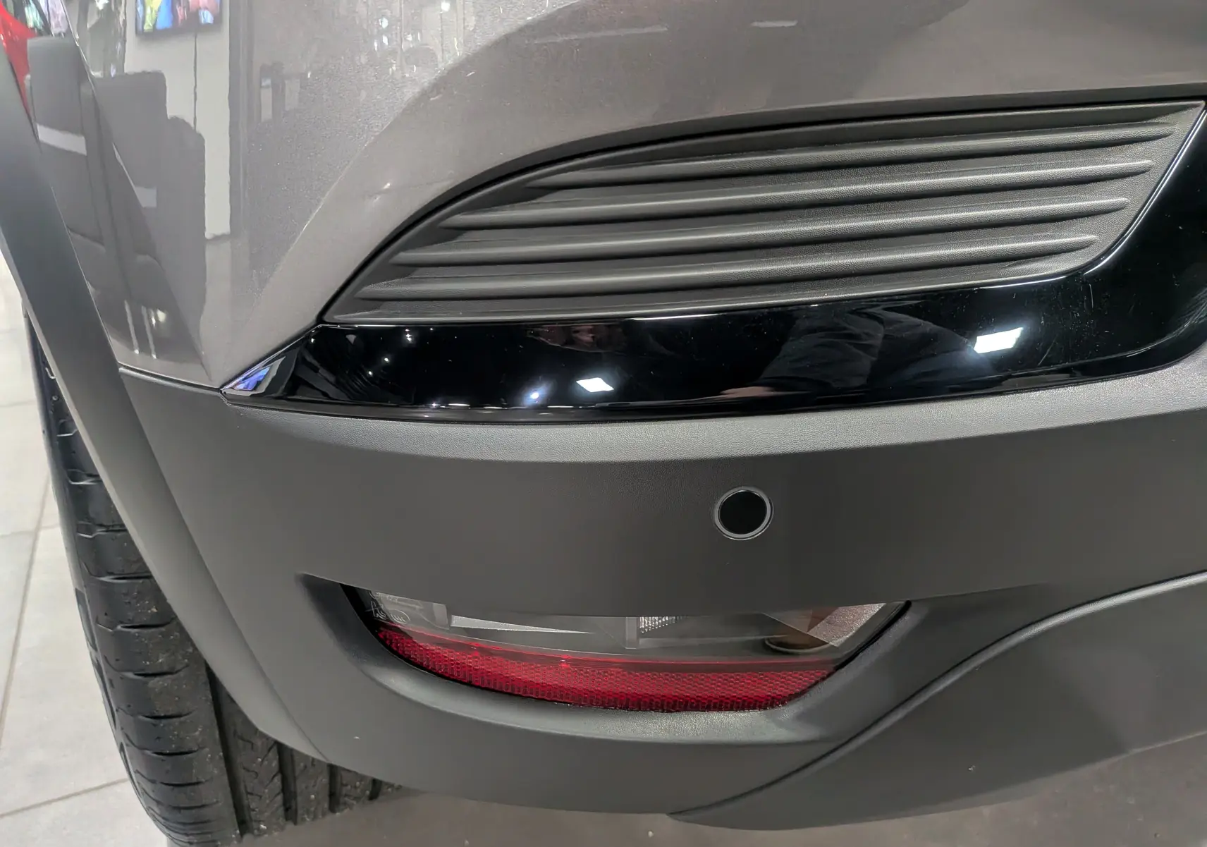 Gros plan sur le feu arrière droit gris Cassiopé du Renault Captur Mild Hybrid 160 CH EDC TECHNO 2025.