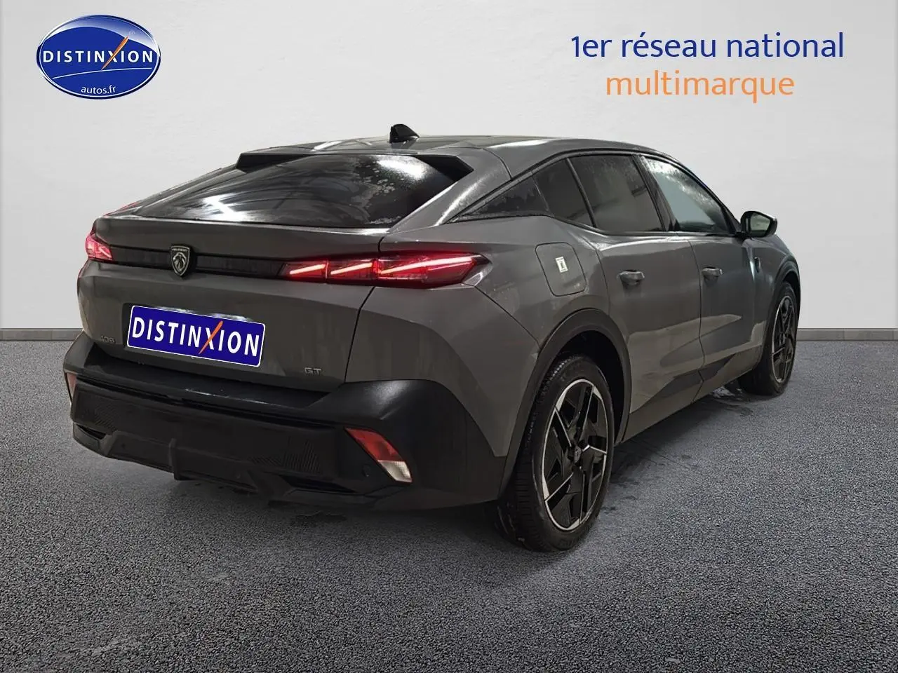Peugeot 408 Hybrid gris sellenium vue 3/4 arrière droit avec feux LED et jantes alu distinctives.