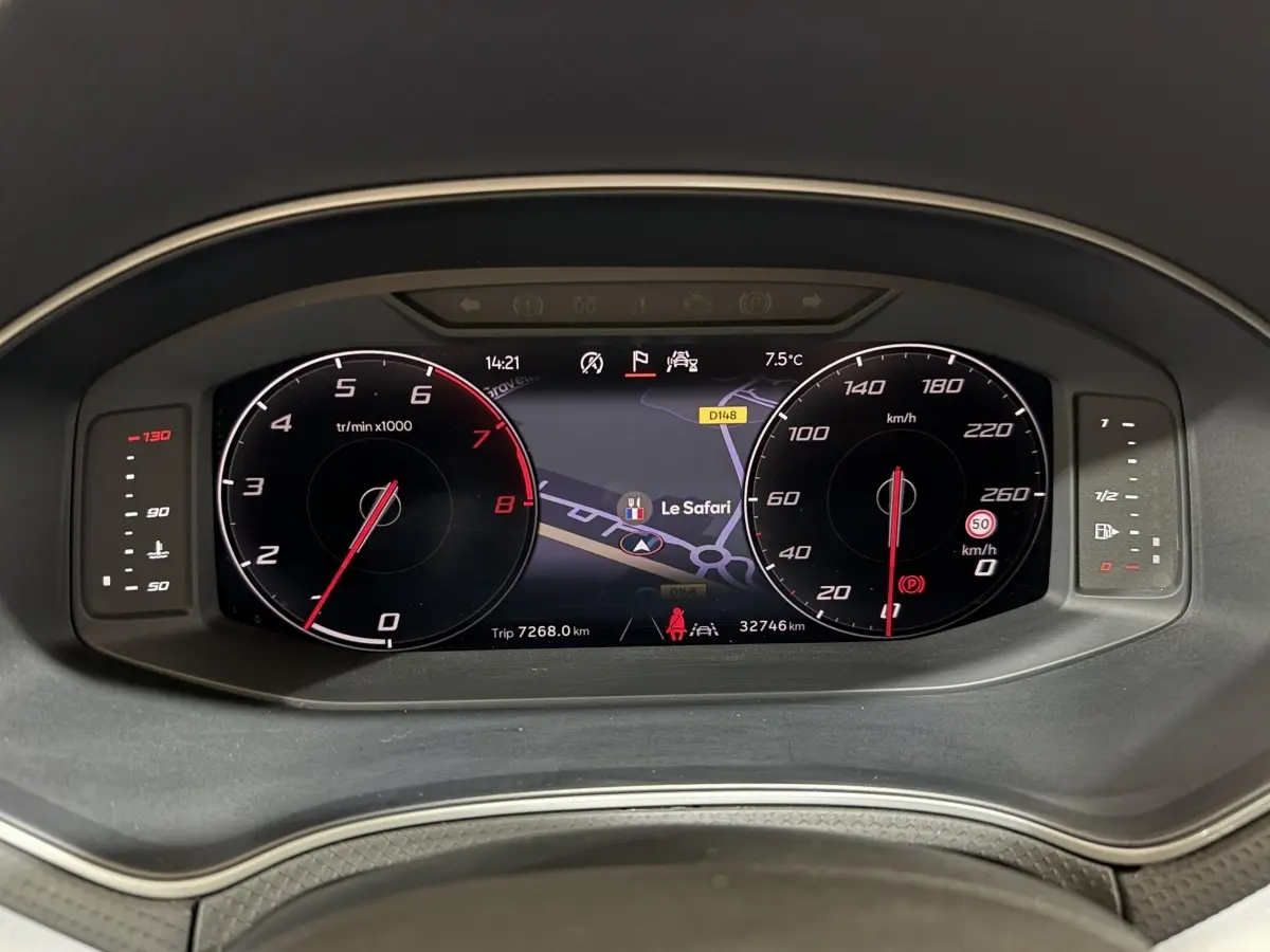 Vue rapprochée du tableau de bord numérique de la SEAT Ibiza 1.0 TSI 110 FR 2024 avec affichage de la navigation et compte-tours.