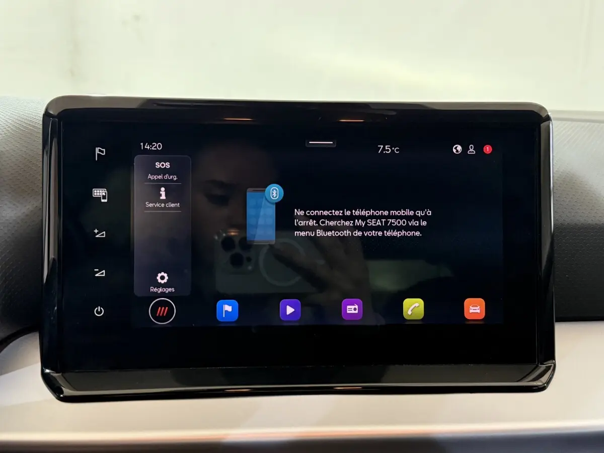 Écran tactile central du tableau de bord de la SEAT Ibiza 1.0 TSI 110 FR 2024 affichant les options de connexion et température extérieure.