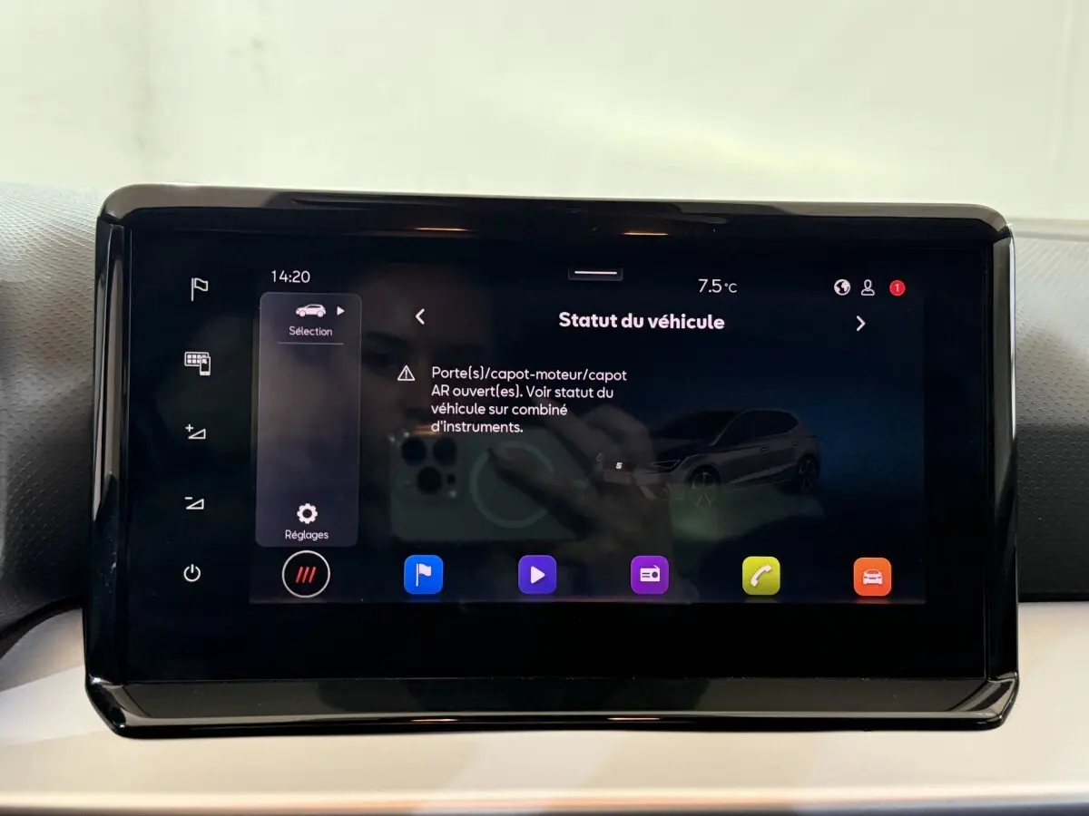 Écran tactile central du tableau de bord de la SEAT Ibiza 1.0 TSI 110 FR 2024 noir affichant le statut du véhicule.