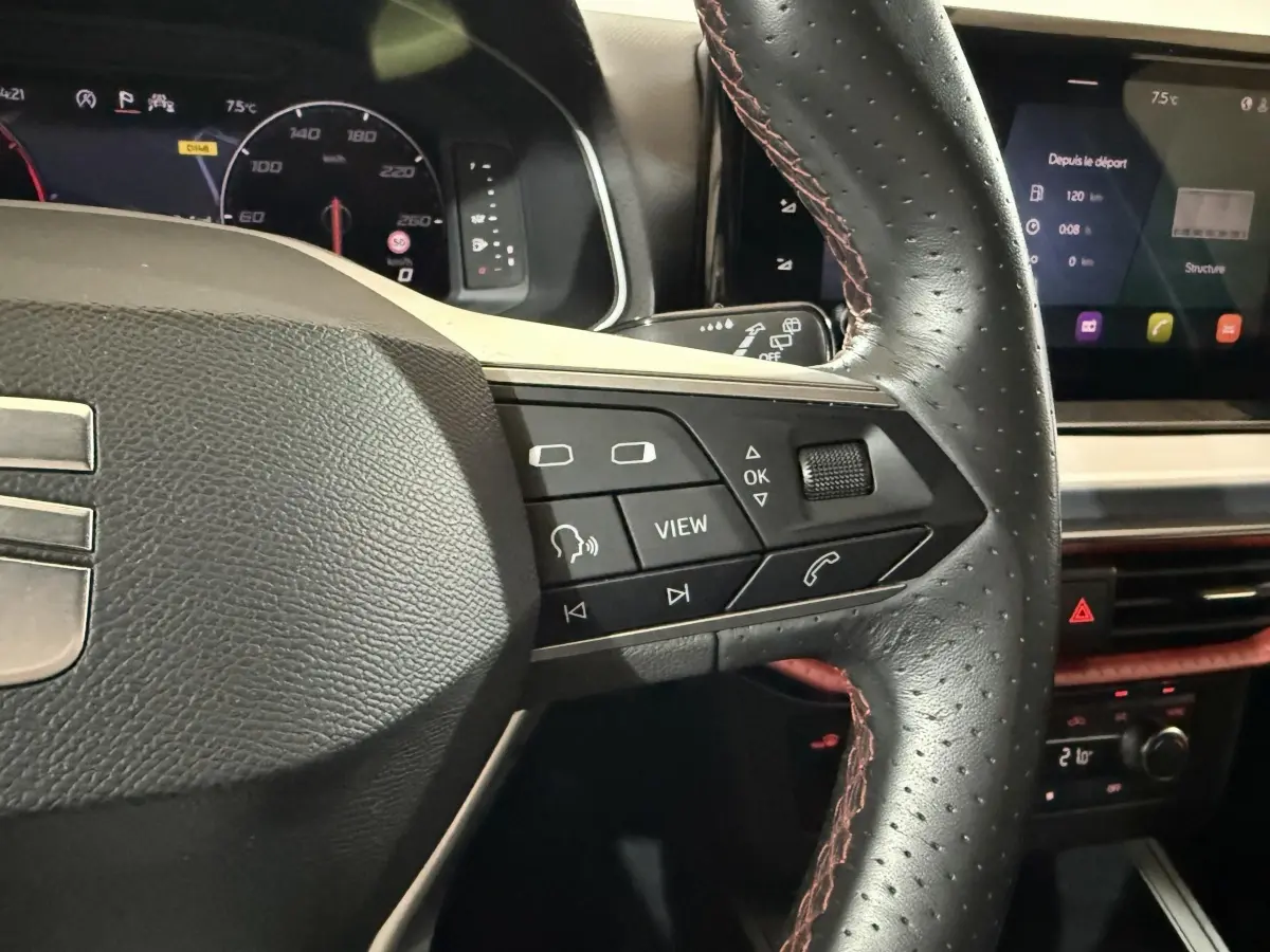 Gros plan sur le volant cuir noir avec commandes multifonctions et tableau de bord digital de la SEAT Ibiza 1.0 TSI 110 FR 2024.