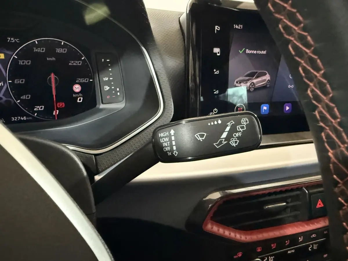 Vue rapprochée du tableau de bord noir de la SEAT Ibiza 1.0 TSI 110 FR 2024, avec affichage digital et commandes au volant cuir.