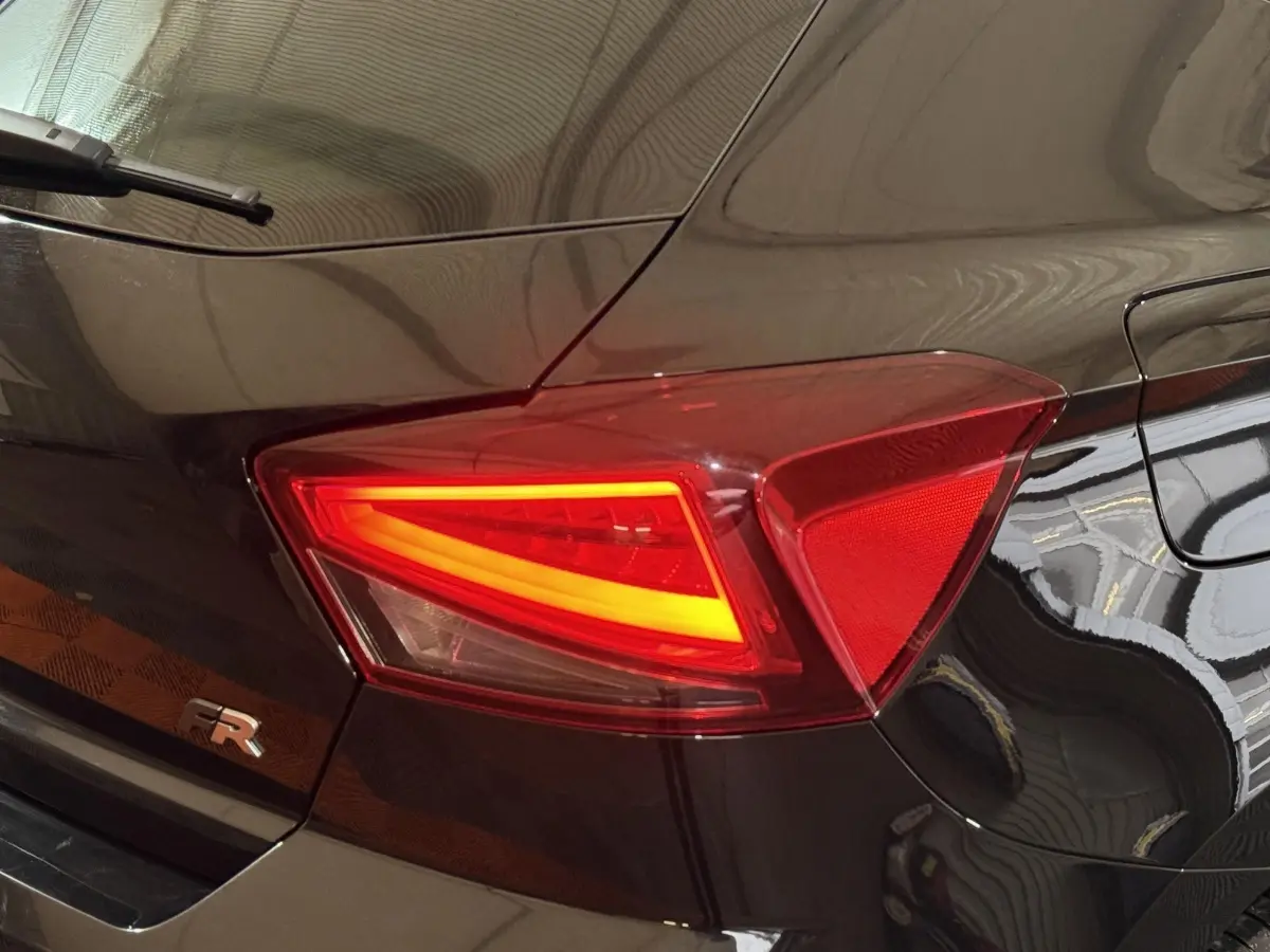 Feu arrière droit allumé sur SEAT Ibiza 1.0 TSI 110 FR noire, vue rapprochée du côté arrière droit.