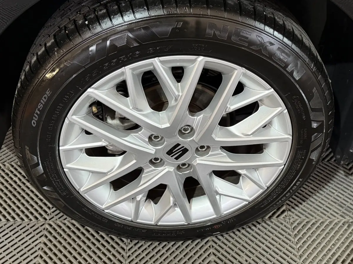 Vue latérale gauche d'une SEAT Ibiza 1.0 TSI 110 FR noire, avec jantes alliage et phares LED ellipsoïdaux visibles.