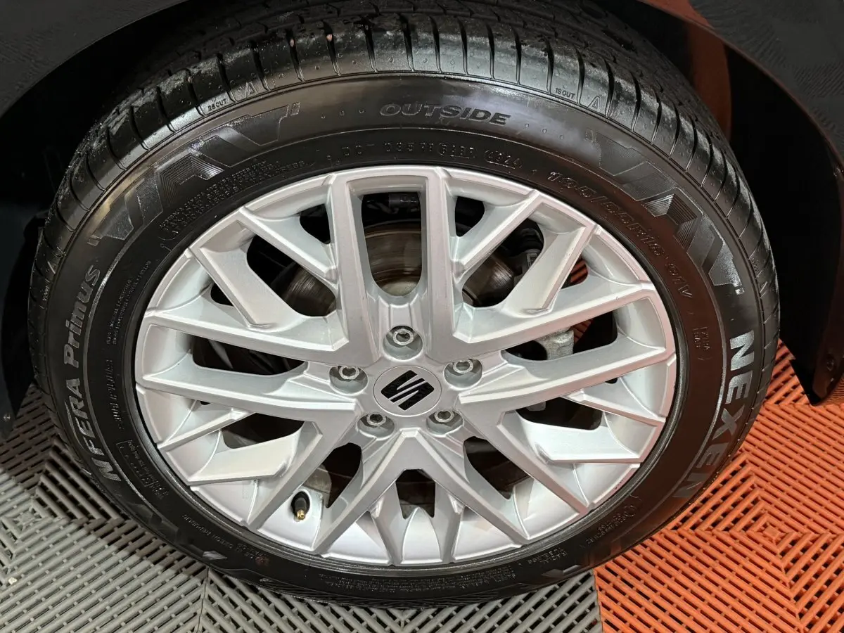 Vue latérale du pneu avant droit d'une SEAT Ibiza 1.0 TSI 110 FR noire, avec jante alliage et pneu Nexen visible.