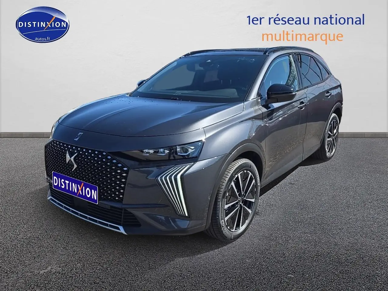 DS7 1.5 BlueHDi 130 Pallas gris titane en 3/4 avant droit avec calandre DS Pixel LED et jantes alu 19 pouces