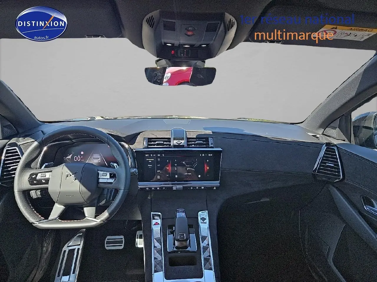 Vue intérieure avant du DS7 1.5 BlueHDi 130 Pallas 2025 avec tableau de bord en Alcantara noir et écran tactile HD 12,3 pouces.