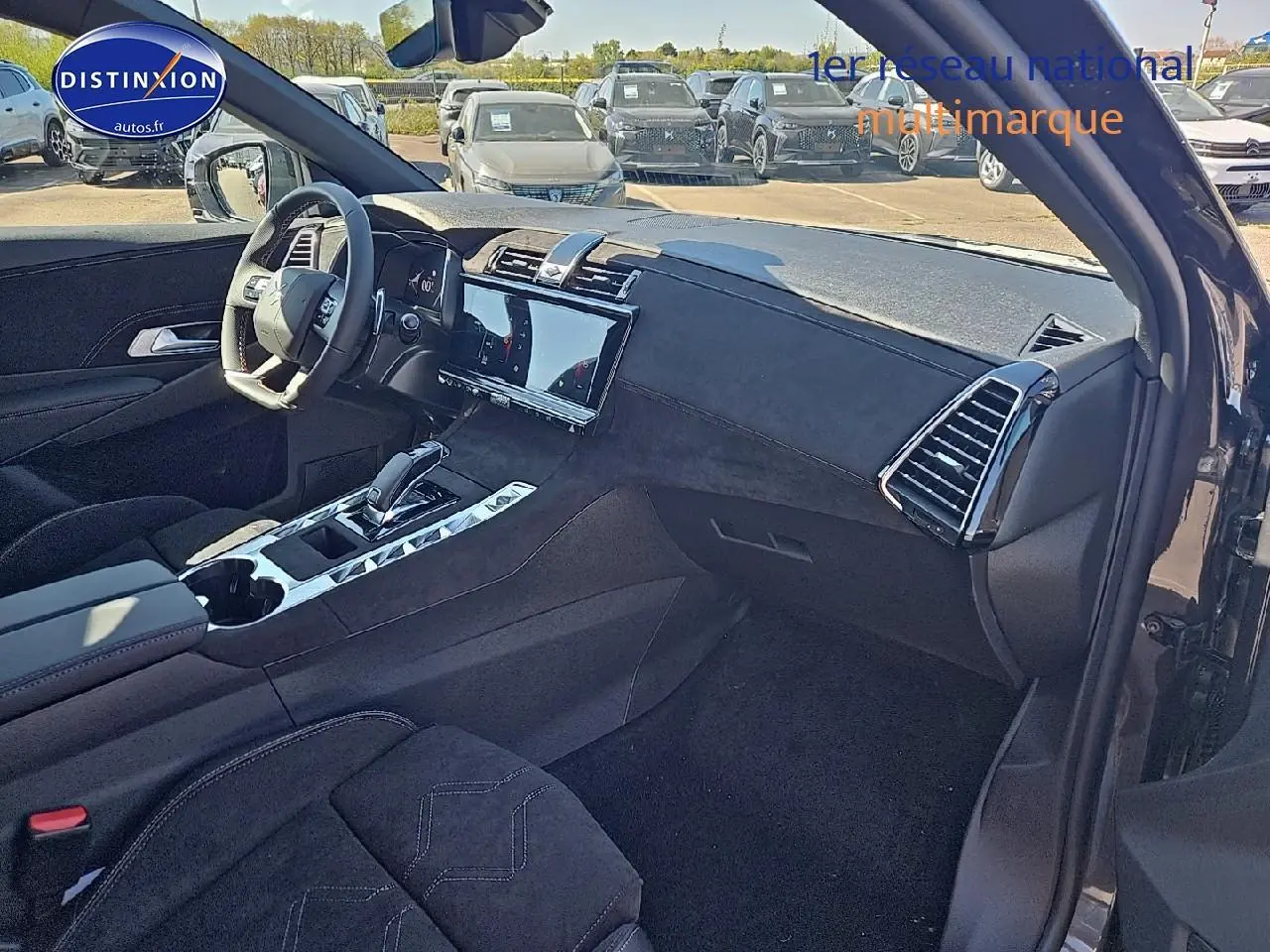 Intérieur avant droit du DS7 1.5 BlueHDi 130 Pallas 2025 avec sellerie Alcantara noir et console centrale chromée.