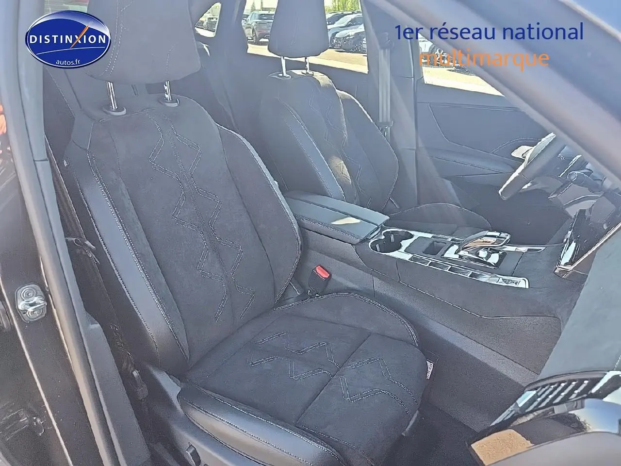 Intérieur avant du DS7 1.5 BlueHDi 130 Pallas 2025 avec sièges en Alcantara noir et console centrale brillante.