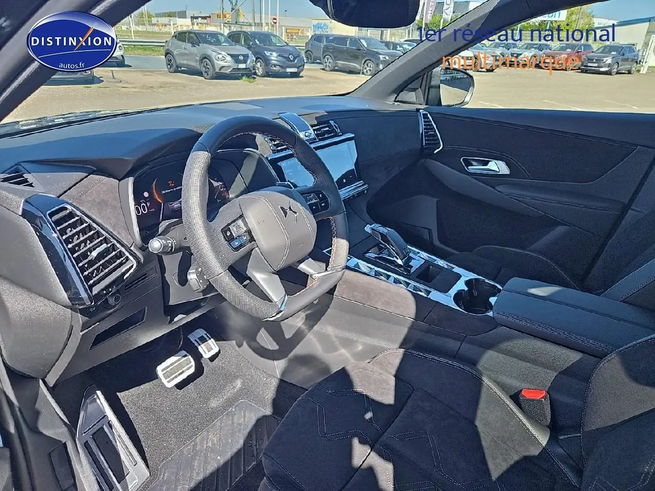 Intérieur noir Alcantara du DS7 1.5 BlueHDi 130 Pallas, vue du poste de conduite côté gauche avec tableau de bord moderne.