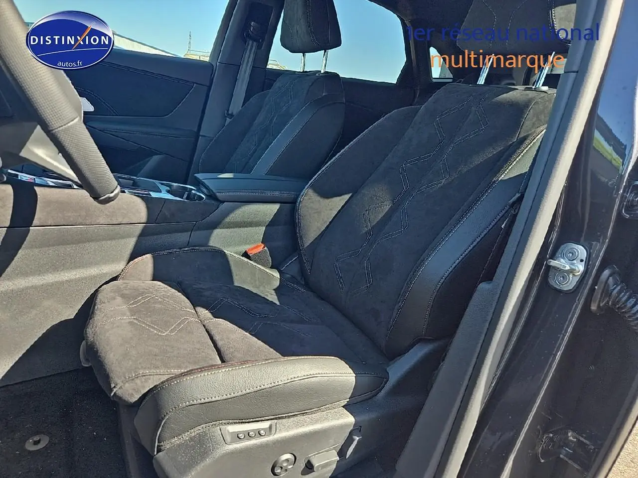 Vue rapprochée du siège avant conducteur en alcantara noir du DS7 1.5 BlueHDi 130 Pallas gris titane, porte ouverte côté gauche.