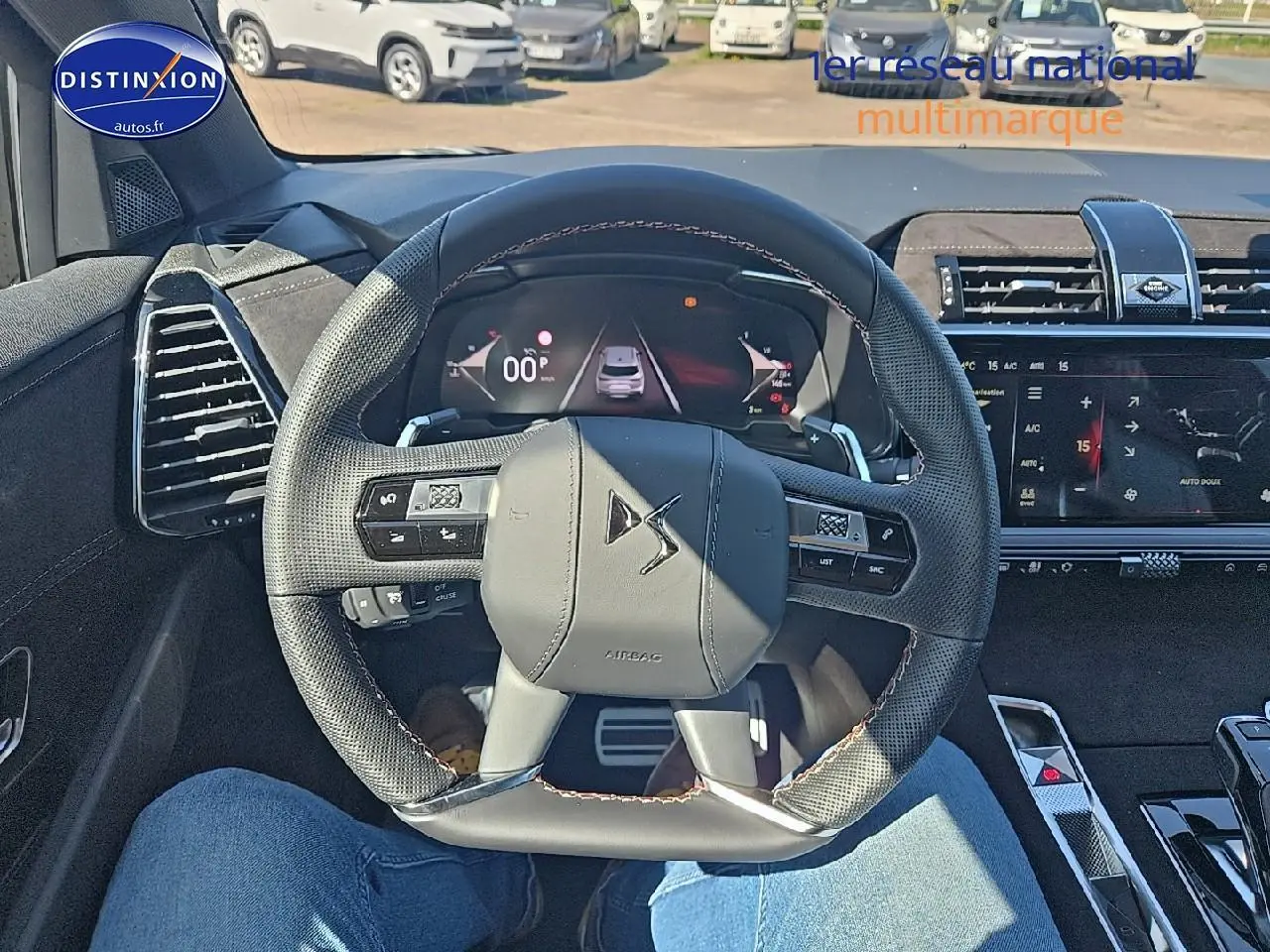 Vue intérieure centrée sur le volant DS d'un DS7 1.5 BlueHDi 130 Pallas 2025 avec tableau de bord numérique.