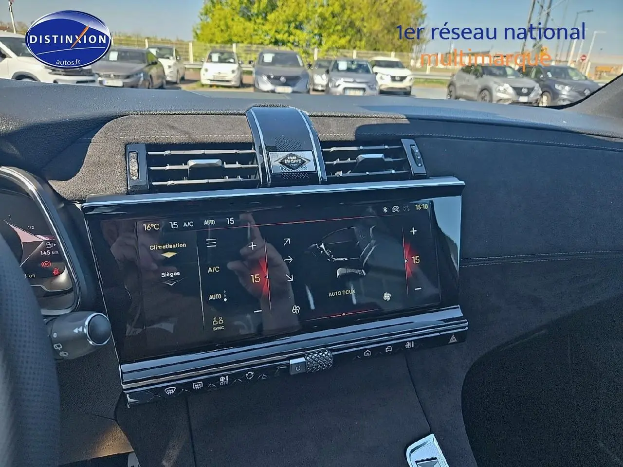 Intérieur du DS7 2025 montrant la console centrale avec écran tactile HD et finition Alcantara noir profond.