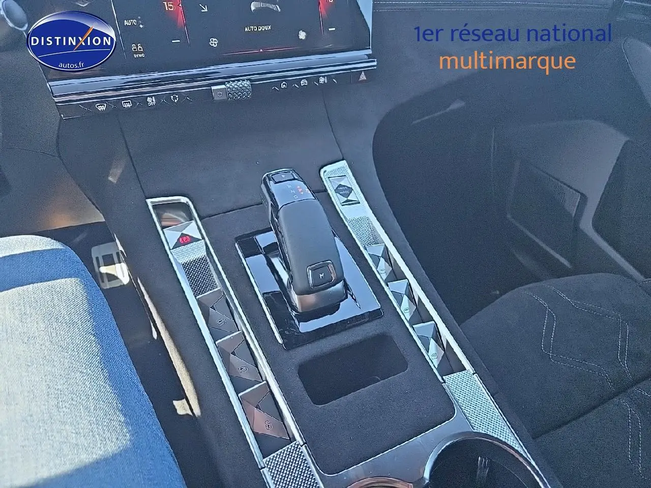 Gros plan sur la console centrale noire avec levier de vitesses et inserts métalliques du DS7 gris titane 2025.