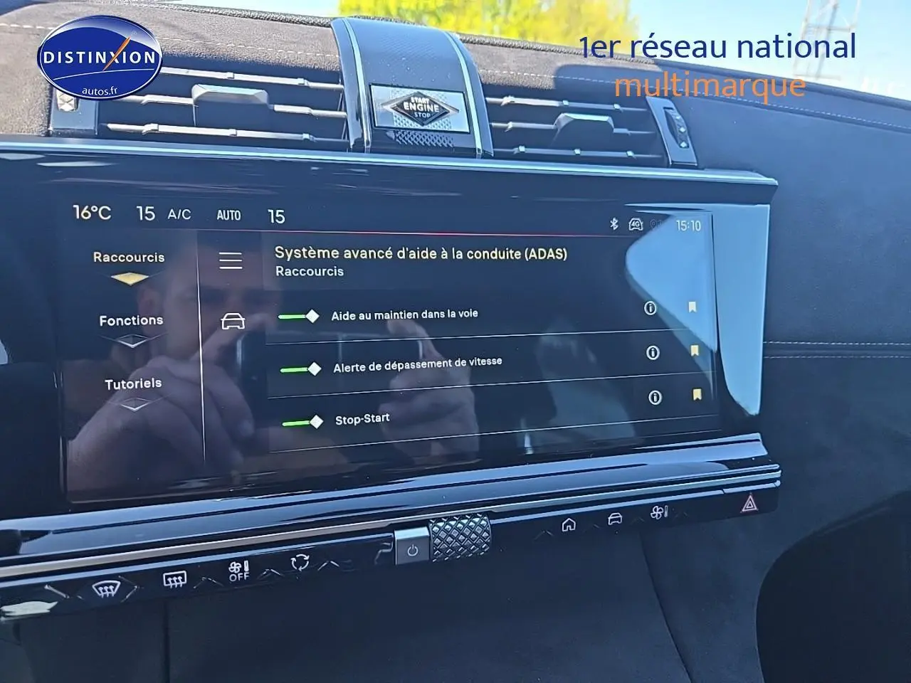 Tableau de bord du DS7 1.5 BlueHDi 130 Pallas 2025, écran tactile affichant l'aide à la conduite, finition Alcantara noir.