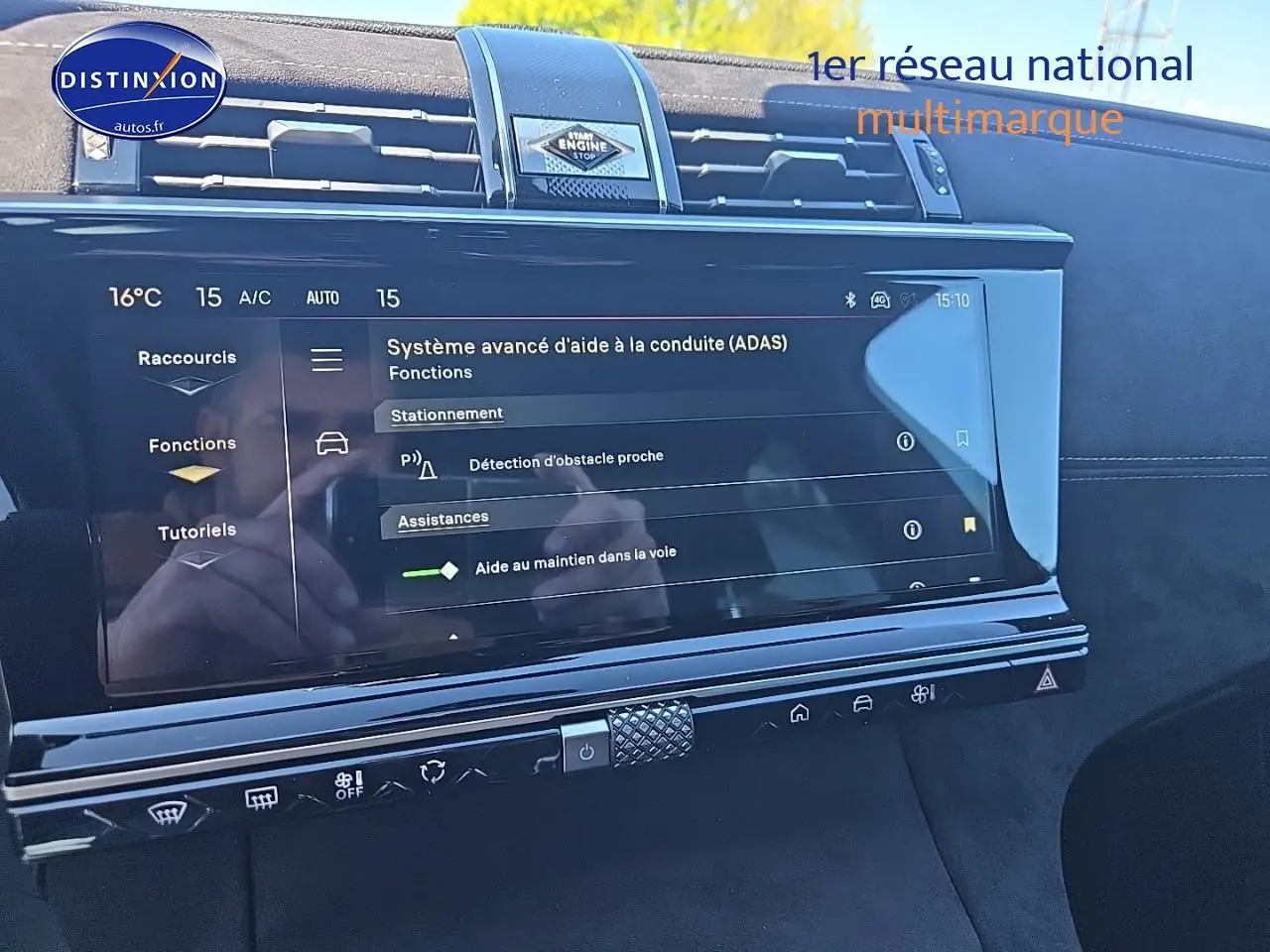 Tableau de bord du DS7 1.5 BlueHDi Pallas 2025 avec écran tactile et finition Alcantara noir profond.