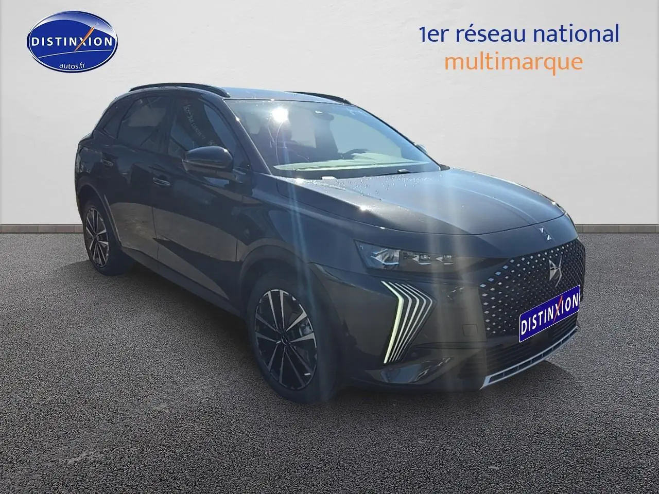 DS7 1.5 BlueHDi 130 Pallas gris titane vu en 3/4 avant droit avec signature lumineuse DS Pixel LED Vision.