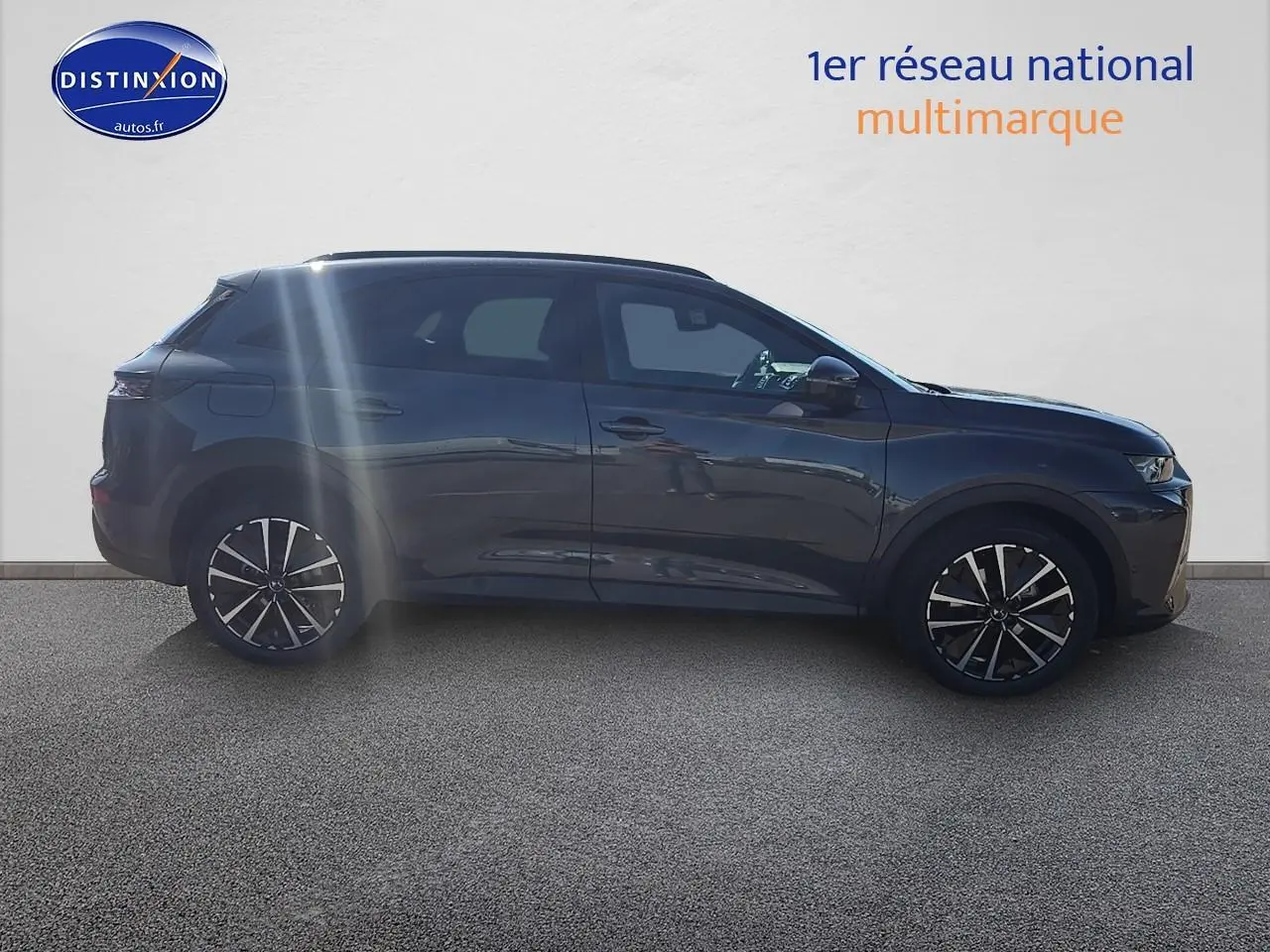 Profil côté gauche du SUV DS7 1.5 BlueHDi 130 Pallas gris titane avec jantes alu 19 pouces Edinburgh.