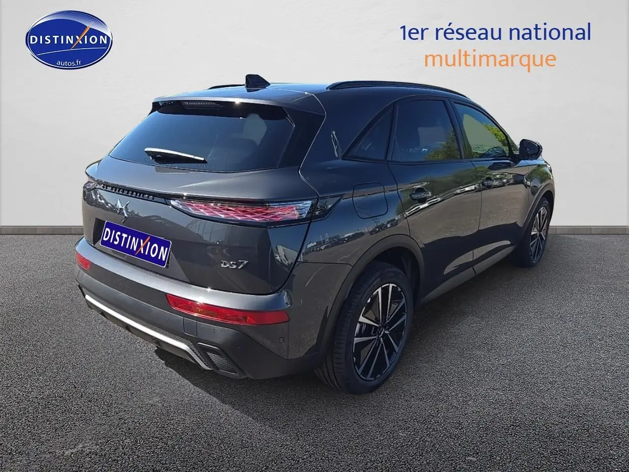 Vue 3/4 arrière droite du DS7 1.5 BlueHDi 130 Pallas gris titane avec feux arrière 3D et jantes alu 19 pouces.