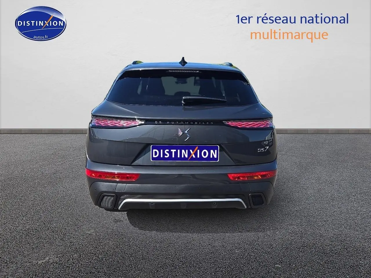 Vue arrière du DS7 gris titane 2025 avec feux arrière 3D et logo DS centré sur le hayon.