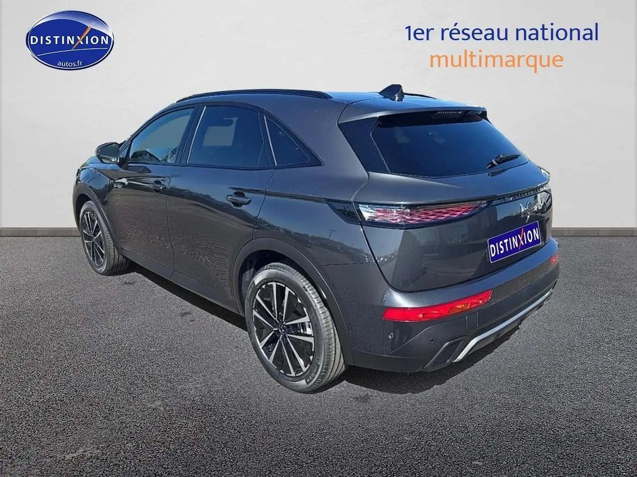 DS7 1.5 BlueHDi 130 Pallas gris titane vu en 3/4 arrière droit avec feux arrière 3D et jantes alu 19 pouces