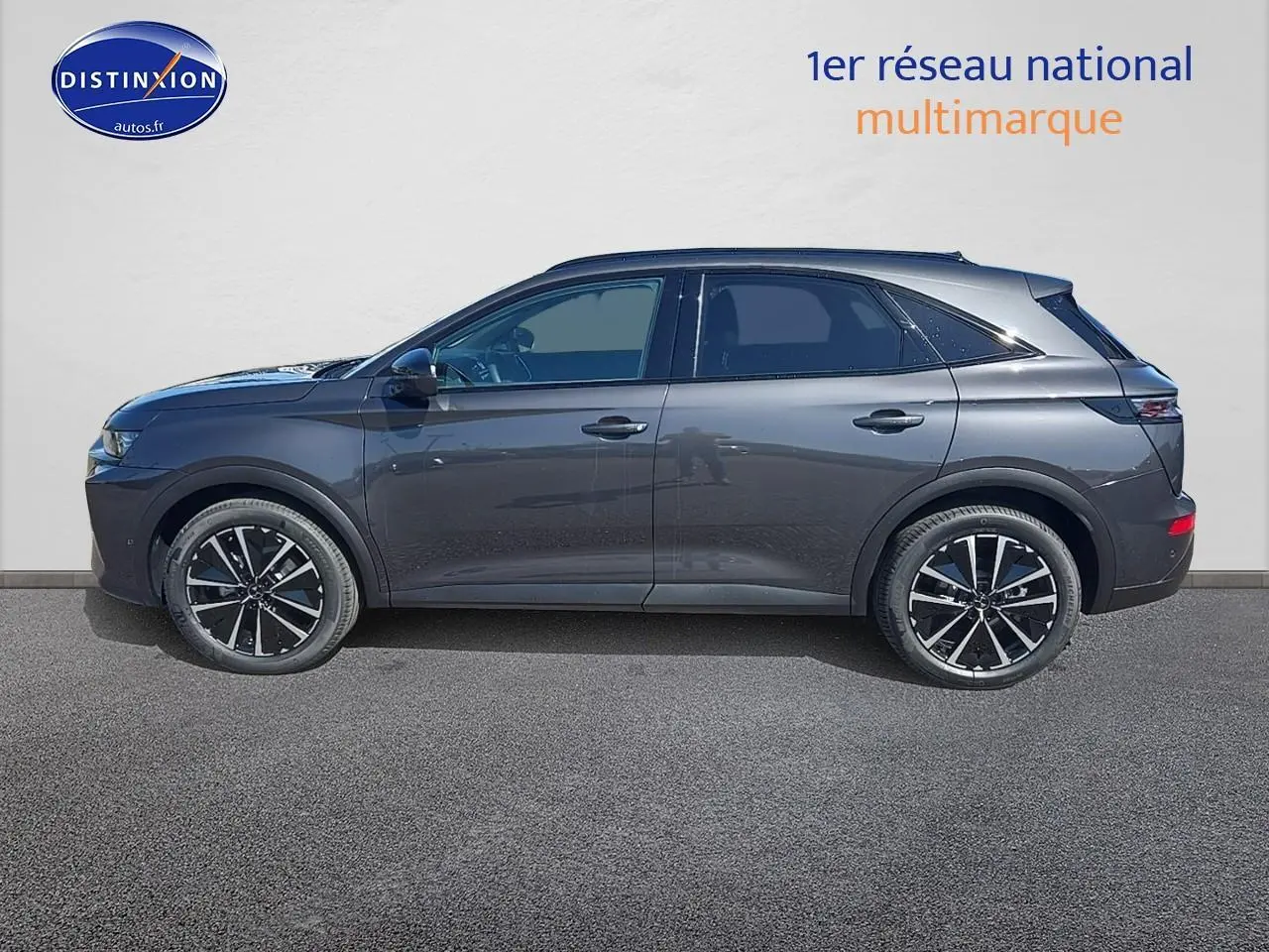 Profil côté gauche du DS7 gris titane 2025 avec jantes alu 19 pouces et vitres arrière surteintées.