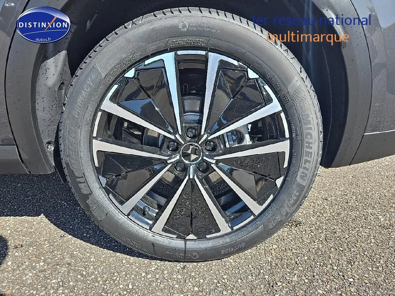 Gros plan sur la jante alu 19 pouces Edinburgh noire et argentée du DS7 gris titane, côté avant droit.