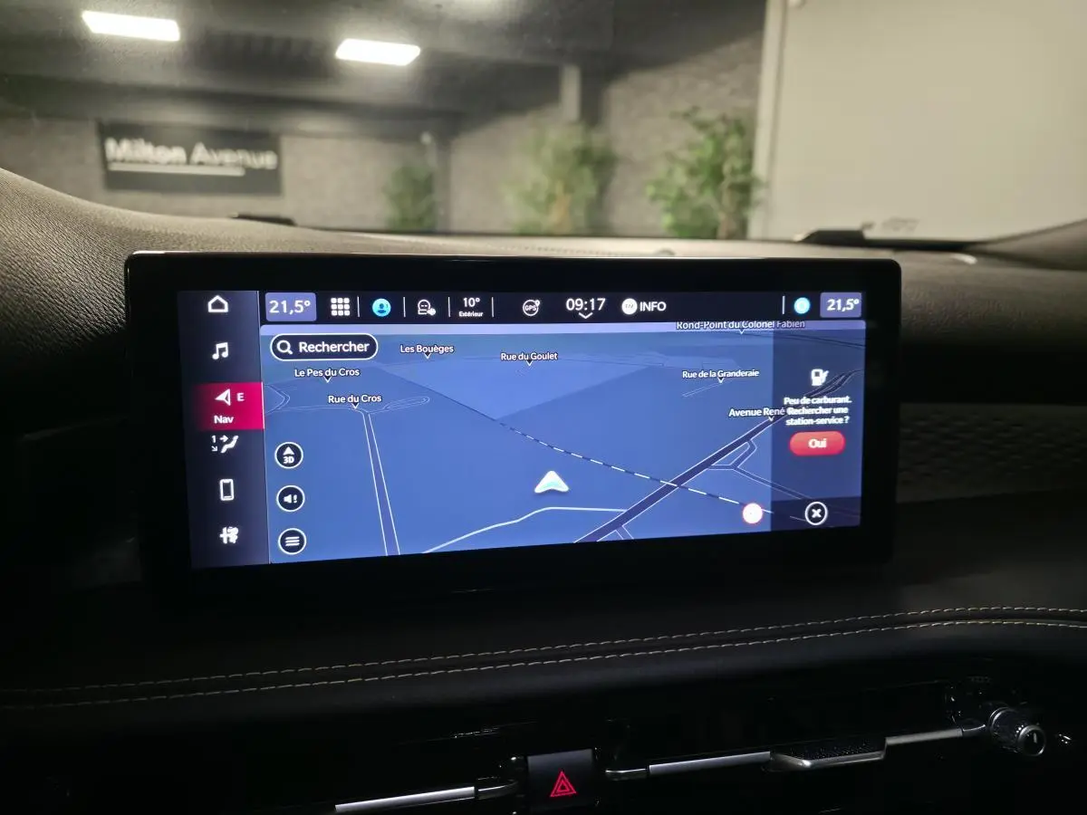 Écran tactile central du tableau de bord de l'Alfa Romeo Tonale 2025 affichant la navigation GPS.
