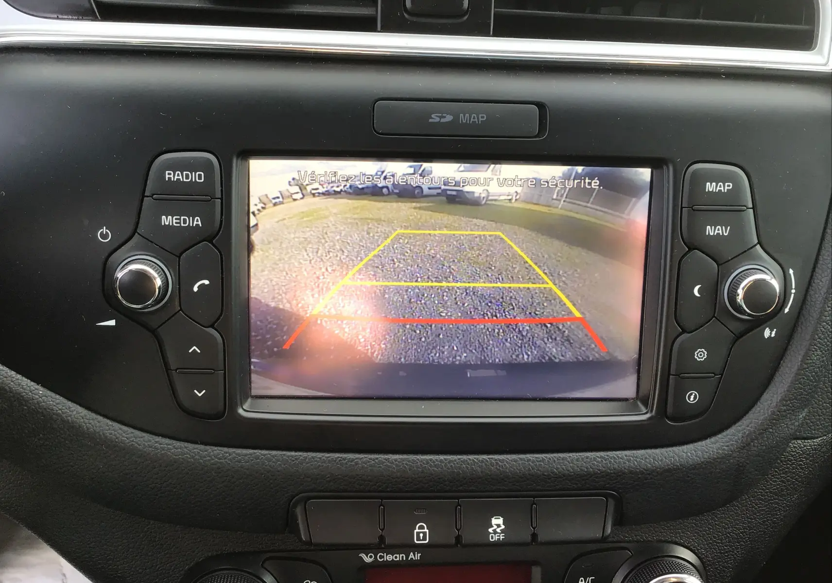 Écran de caméra de recul allumé sur le tableau de bord noir de la Kia CEE'D SW 1.6 CRDI 2017, vue intérieure centrale.