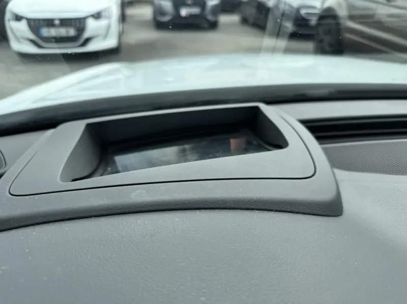 Vue rapprochée du tableau de bord gris foncé d'une Audi A7 Sportback blanche de 2018, avec écran intégré éteint.