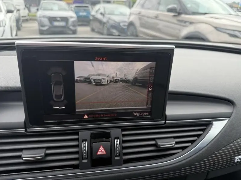 Vue intérieure du tableau de bord de l'Audi A7 Sportback 2018 avec écran affichant la caméra avant et la console centrale noire.