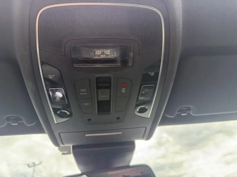 Vue en contre-plongée du panneau de commande de toit ouvrant et éclairage intérieur de l'Audi A7 Sportback blanc 2018