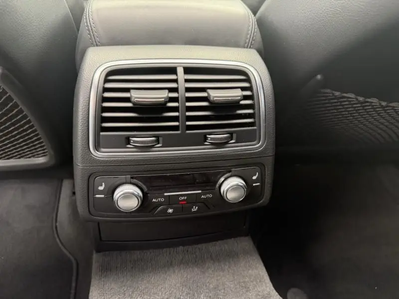 Commande de climatisation arrière avec réglages et aérateurs, intérieur noir de l'Audi A7 Sportback 2018.