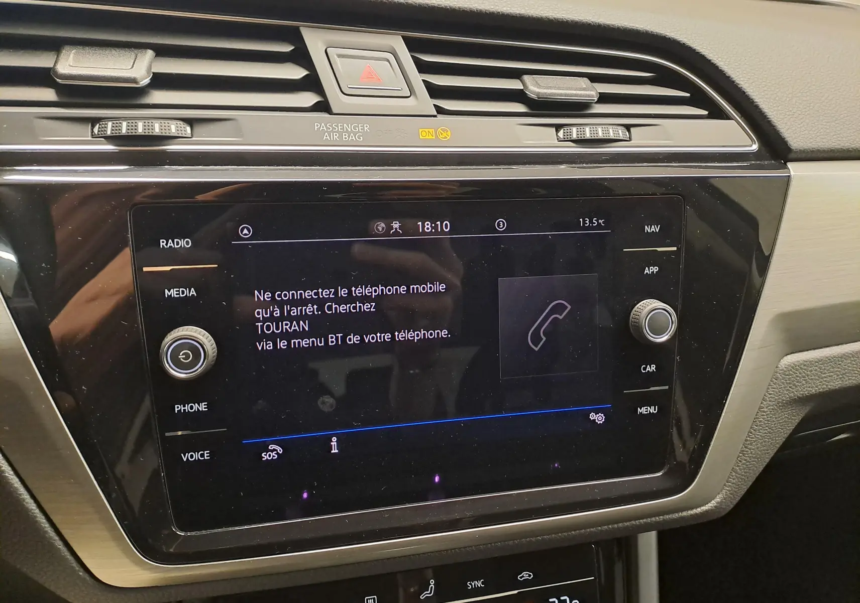Vue rapprochée de l’écran tactile central noir du Volkswagen Touran 2024 avec commandes multimédia et affichage Bluetooth.