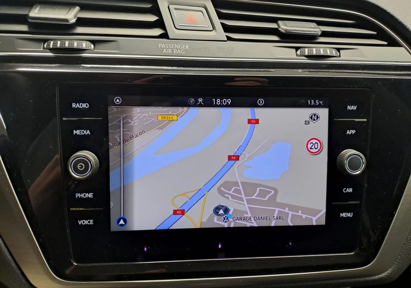 Vue rapprochée de l'écran tactile central du Volkswagen Touran 2024 affichant la navigation GPS en mode jour.